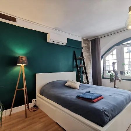 & ! 3 Bedrooms, 2 Bathrooms Apartment Paris